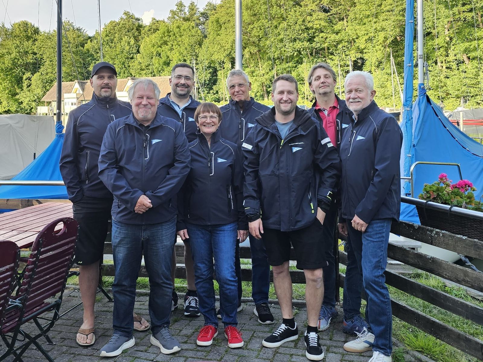 Gruppenfoto des Vorstands der SG Wassersportfreunde Wusterhausen e.V. auf der Terrasse am Bootshaus
